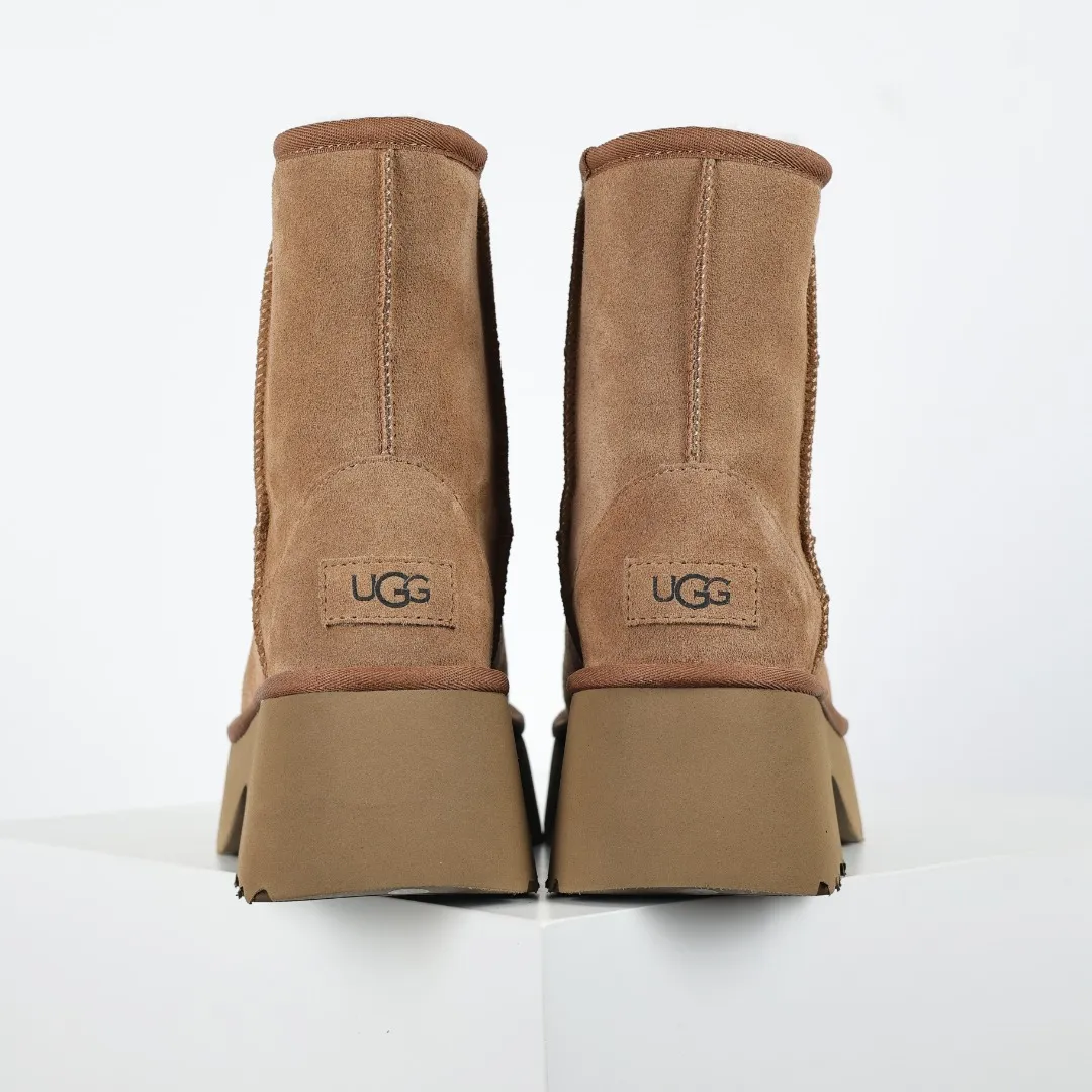 Pick up locally 💰600 Core recommended good price It is a very suitable choice for home furnishings. In the new year, uug launched a series of styles, which are partial to the preferences of young consumers and have also moved to the forefront of fashion trends. Shoe body material: water-repellent coated suede upper, 17 mm UGGPURE™ implantable wool insole, lightweight non-slip and comfortable rubber outsole, with brand LOGO and trademark, with full packaging Size: 35 36 37 38 39 40